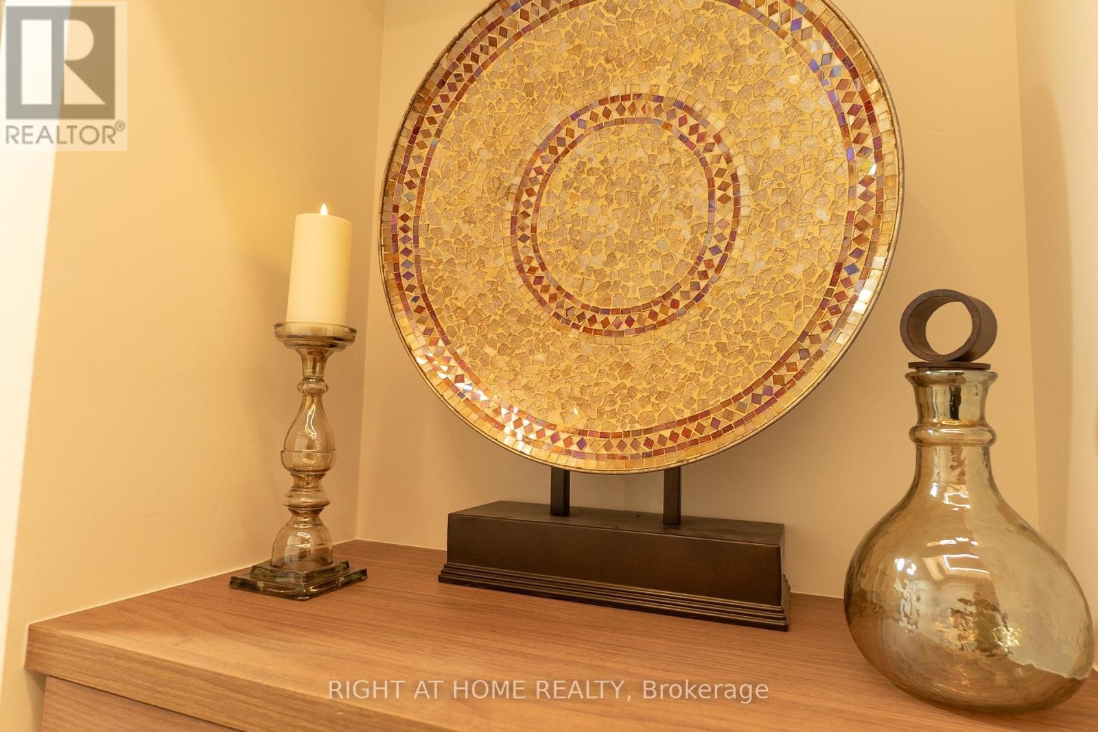 












608 - 447 WALMER ROAD

,
Toronto (Forest Hill South),




Ontario
M5P2X9

