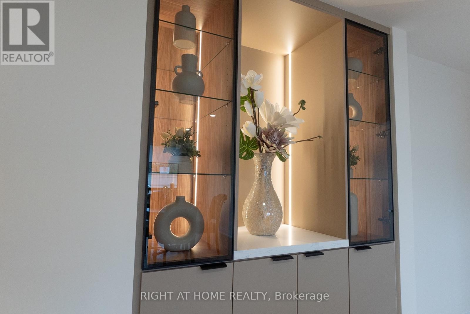 












608 - 447 WALMER ROAD

,
Toronto (Forest Hill South),




Ontario
M5P2X9

