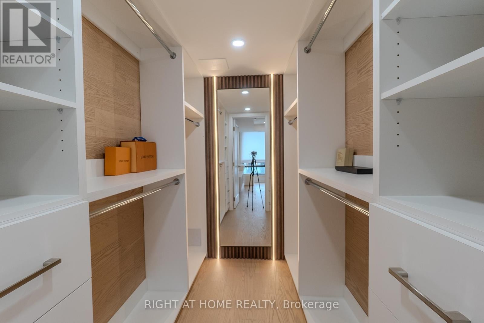 












608 - 447 WALMER ROAD

,
Toronto (Forest Hill South),




Ontario
M5P2X9

