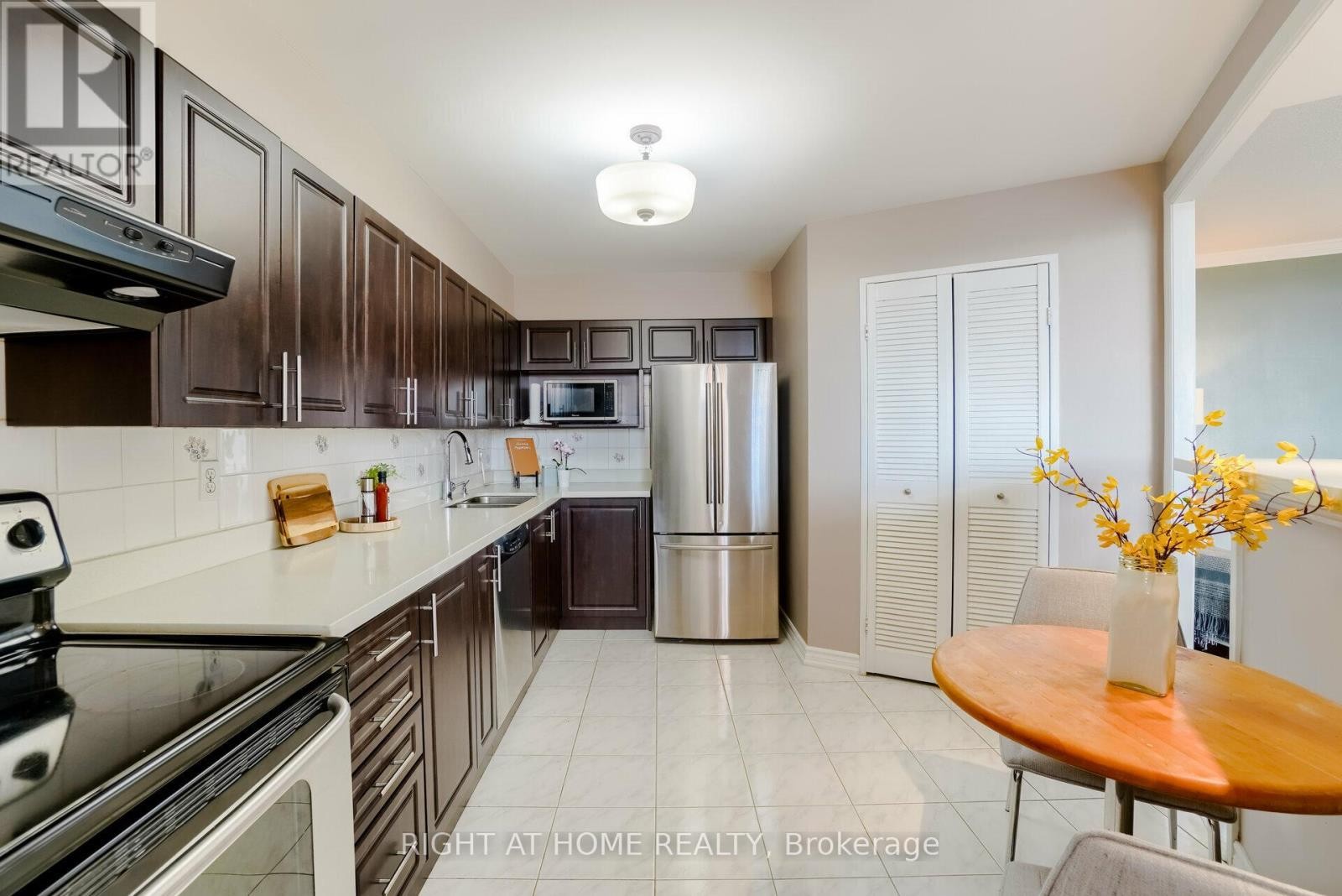 












1607 - 5 SHADY GOLFWAY

,
Toronto (Flemingdon Park),




Ontario
M3C3A5

