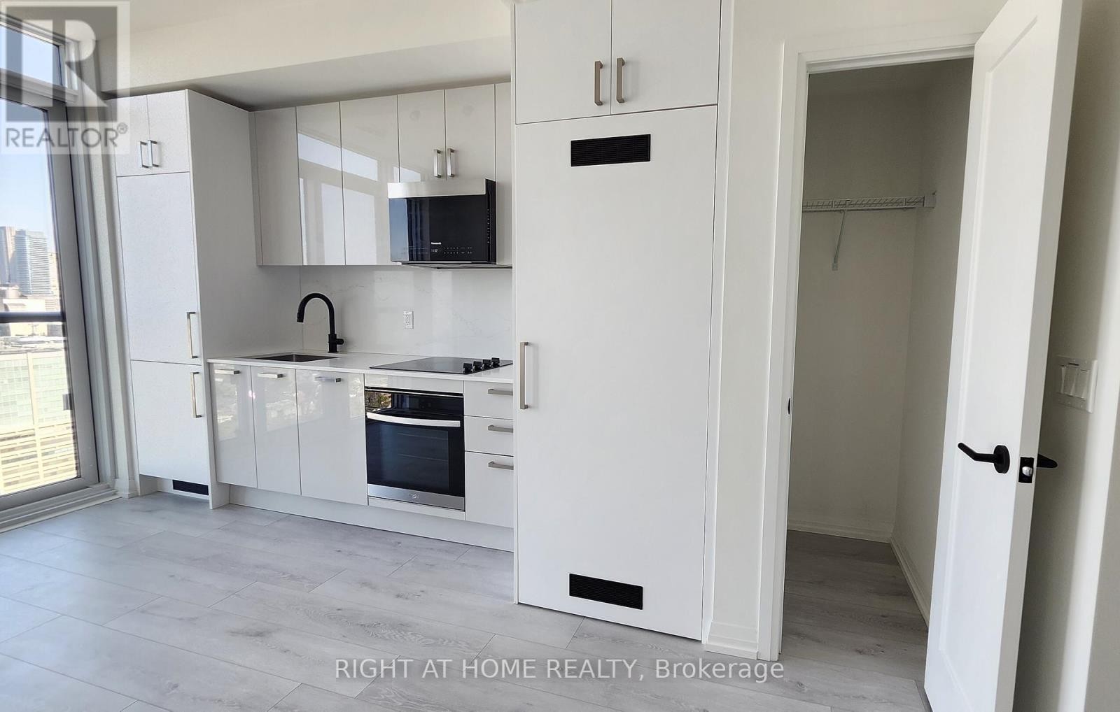 












PH12 - 280 DUNDAS STREET W

,
Toronto (Kensington-Chinatown),




Ontario
M5T0E3

