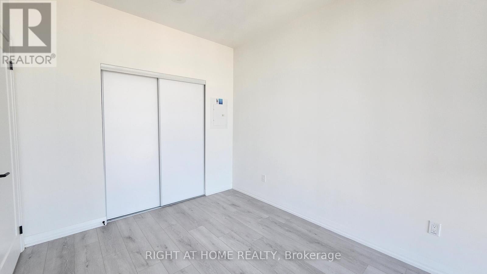 












PH12 - 280 DUNDAS STREET W

,
Toronto (Kensington-Chinatown),




Ontario
M5T0E3

