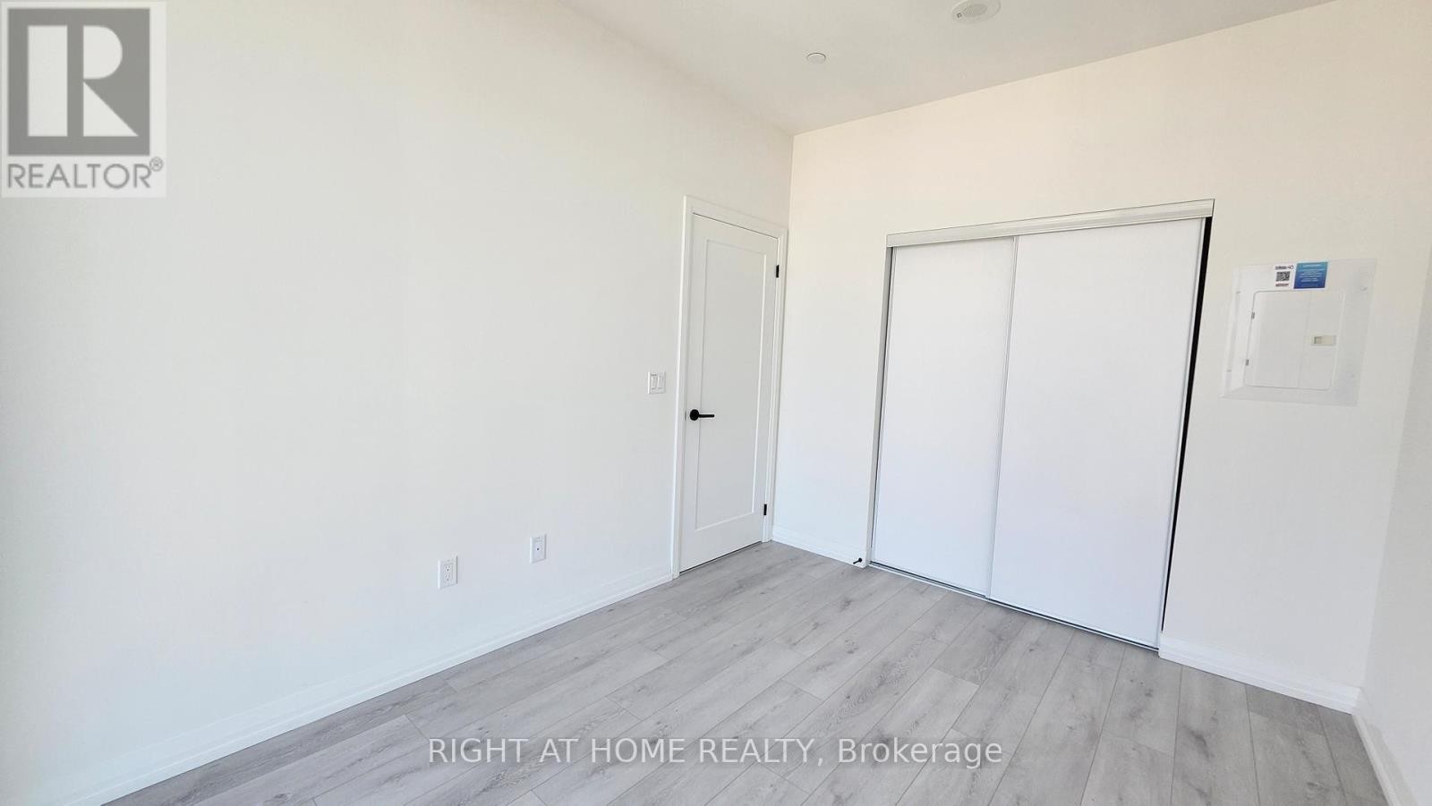 












PH12 - 280 DUNDAS STREET W

,
Toronto (Kensington-Chinatown),




Ontario
M5T0E3

