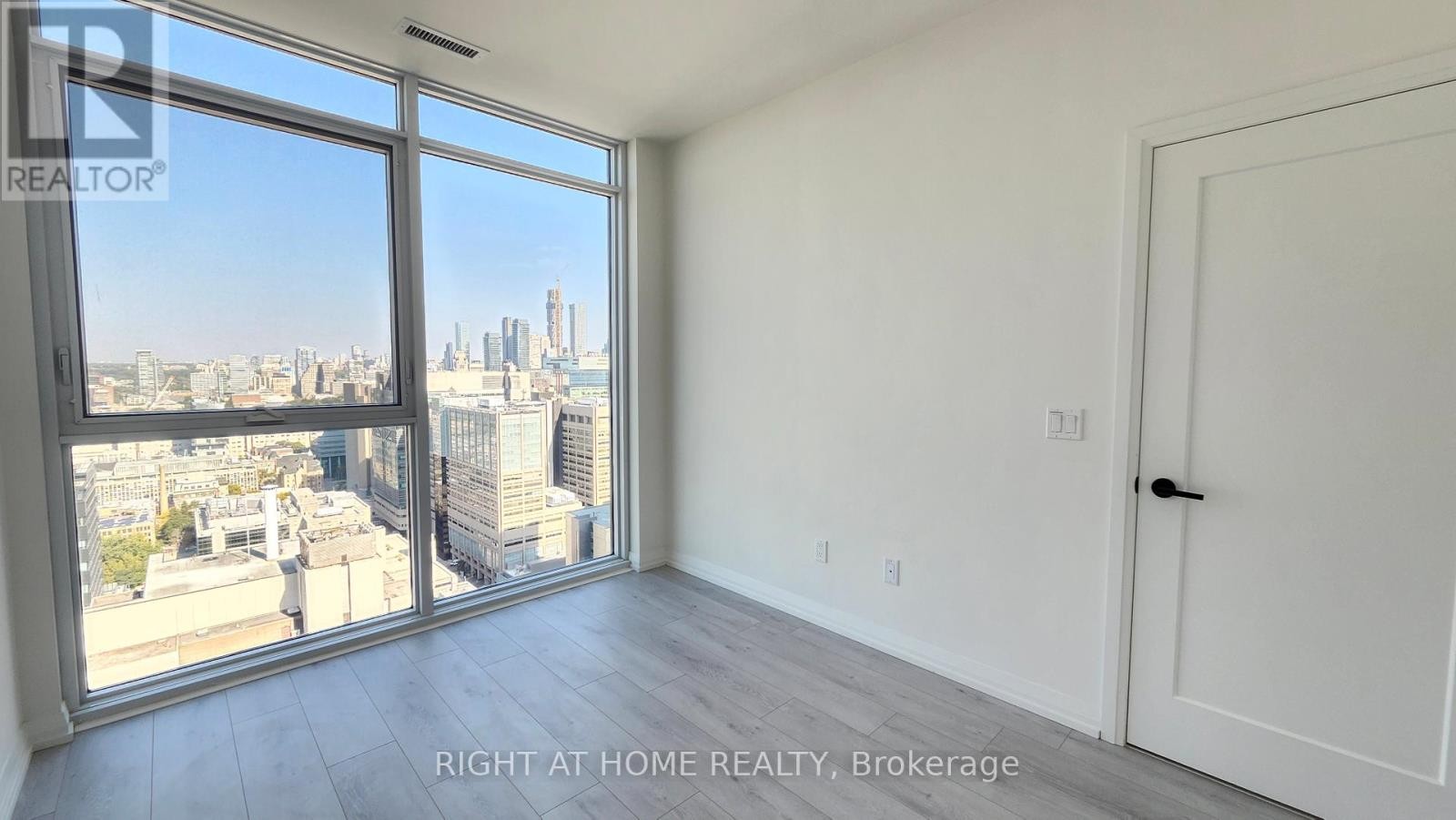 












PH12 - 280 DUNDAS STREET W

,
Toronto (Kensington-Chinatown),




Ontario
M5T0E3

