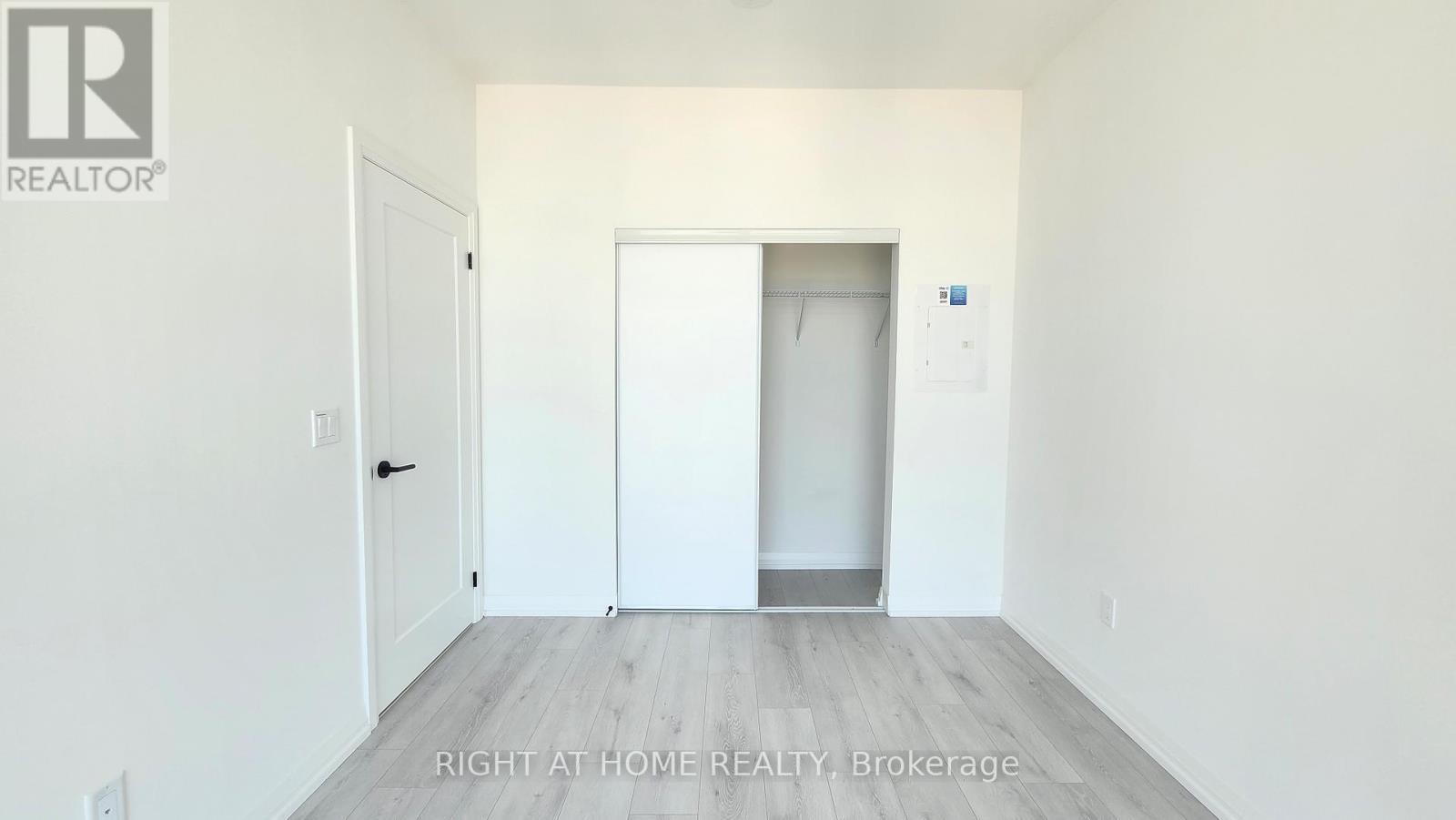 












PH12 - 280 DUNDAS STREET W

,
Toronto (Kensington-Chinatown),




Ontario
M5T0E3

