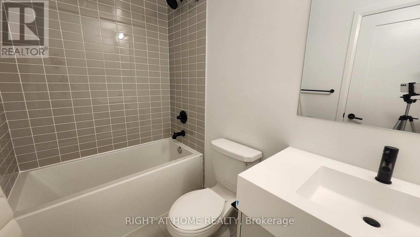 












PH12 - 280 DUNDAS STREET W

,
Toronto (Kensington-Chinatown),




Ontario
M5T0E3

