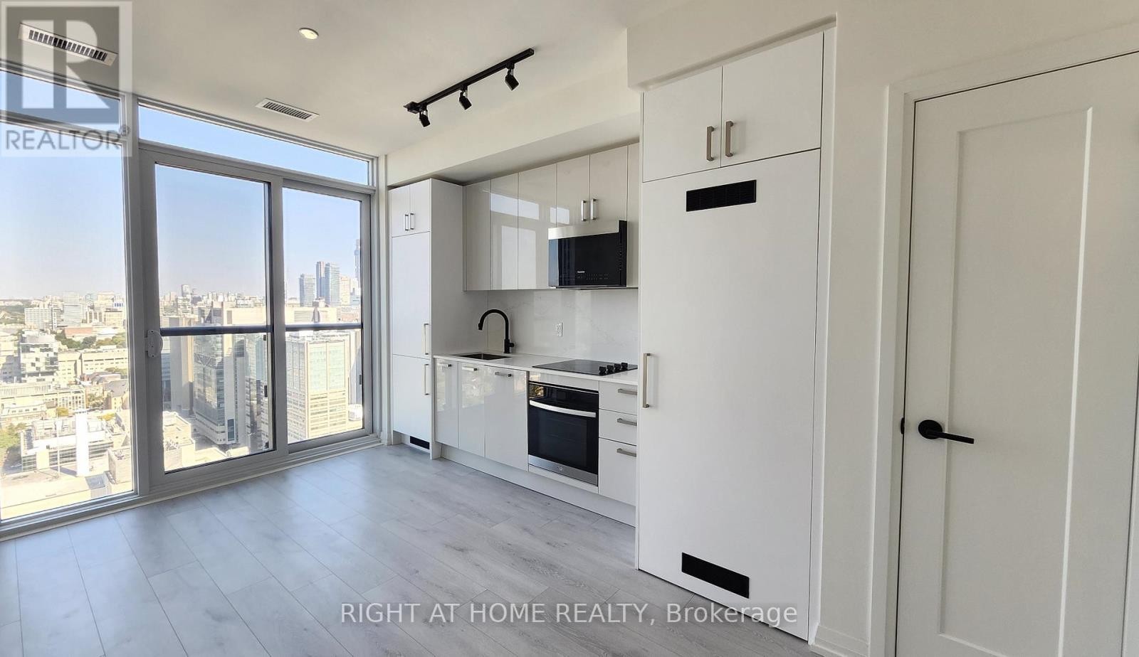 












PH12 - 280 DUNDAS STREET W

,
Toronto (Kensington-Chinatown),




Ontario
M5T0E3

