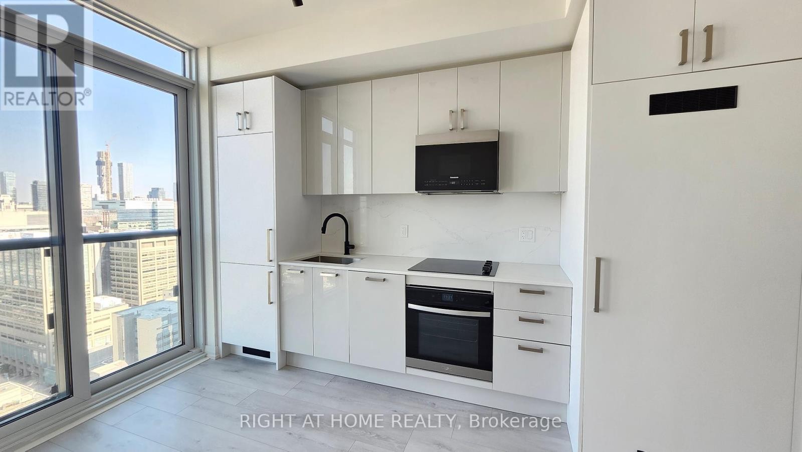 












PH12 - 280 DUNDAS STREET W

,
Toronto (Kensington-Chinatown),




Ontario
M5T0E3

