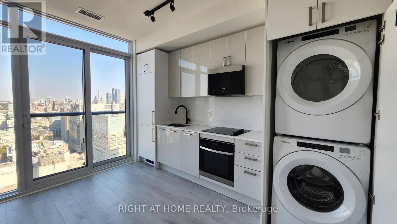 












PH12 - 280 DUNDAS STREET W

,
Toronto (Kensington-Chinatown),




Ontario
M5T0E3

