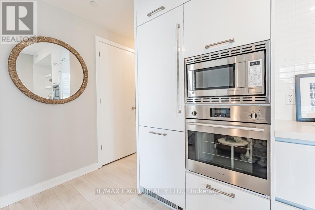 












1302 - 2221 YONGE STREET

,
Toronto (Mount Pleasant West),




Ontario
M4S0B8

