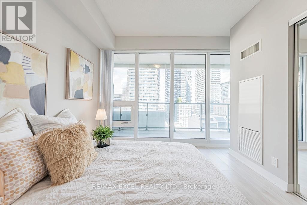 












1302 - 2221 YONGE STREET

,
Toronto (Mount Pleasant West),




Ontario
M4S0B8

