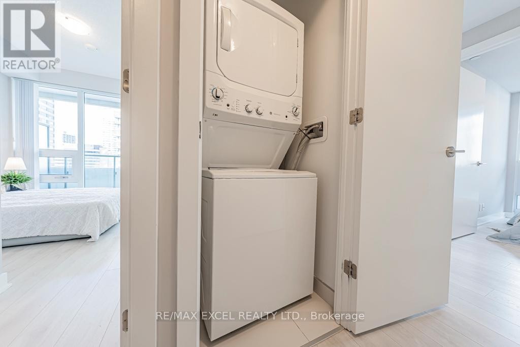 












1302 - 2221 YONGE STREET

,
Toronto (Mount Pleasant West),




Ontario
M4S0B8

