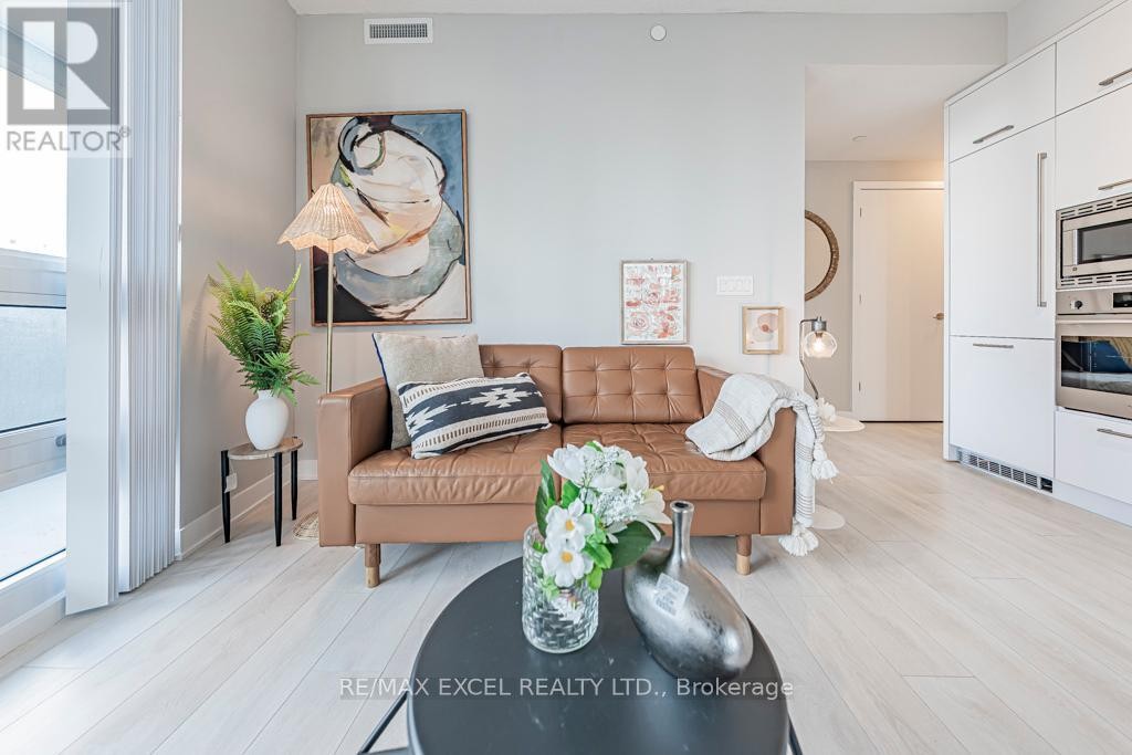 












1302 - 2221 YONGE STREET

,
Toronto (Mount Pleasant West),




Ontario
M4S0B8

