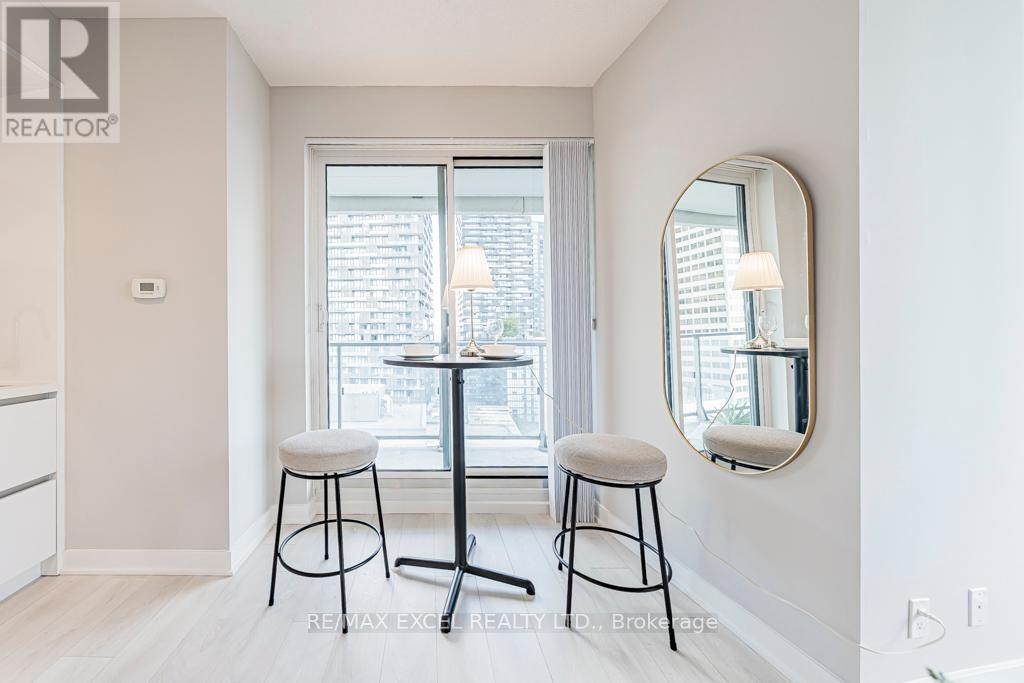 












1302 - 2221 YONGE STREET

,
Toronto (Mount Pleasant West),




Ontario
M4S0B8

