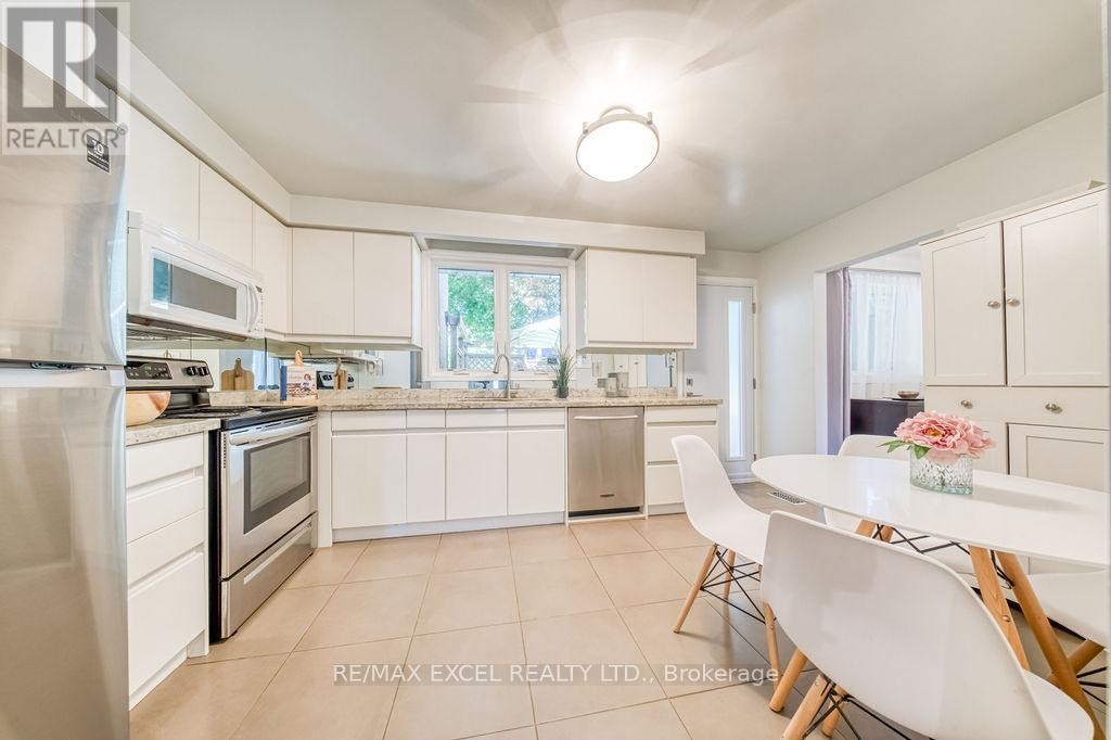 












61 CORNING ROAD

,
Toronto (Don Valley Village),




Ontario
M2J2L9

