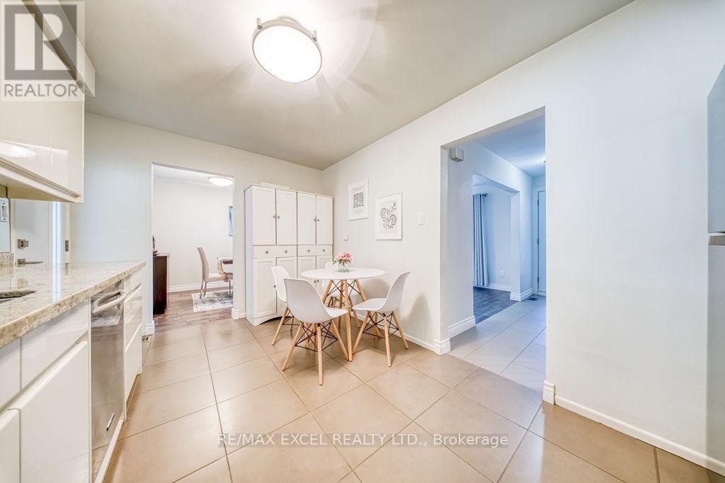 












61 CORNING ROAD

,
Toronto (Don Valley Village),




Ontario
M2J2L9

