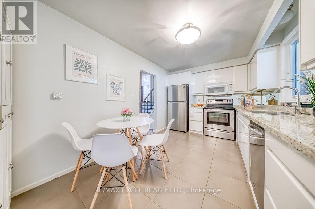 












61 CORNING ROAD

,
Toronto (Don Valley Village),




Ontario
M2J2L9


