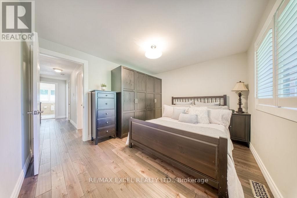 












61 CORNING ROAD

,
Toronto (Don Valley Village),




Ontario
M2J2L9

