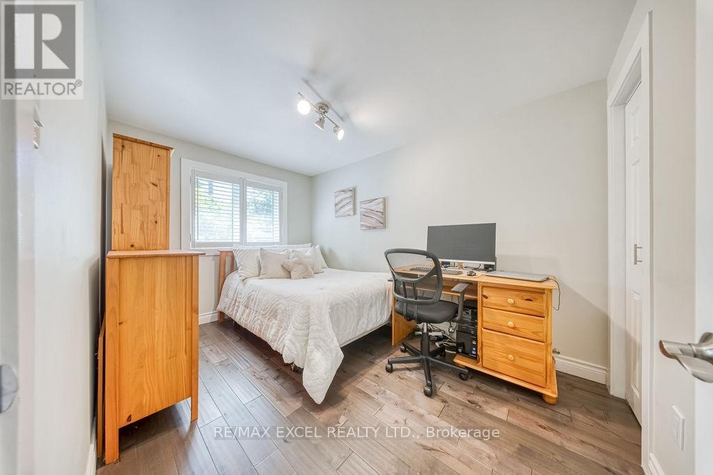 












61 CORNING ROAD

,
Toronto (Don Valley Village),




Ontario
M2J2L9

