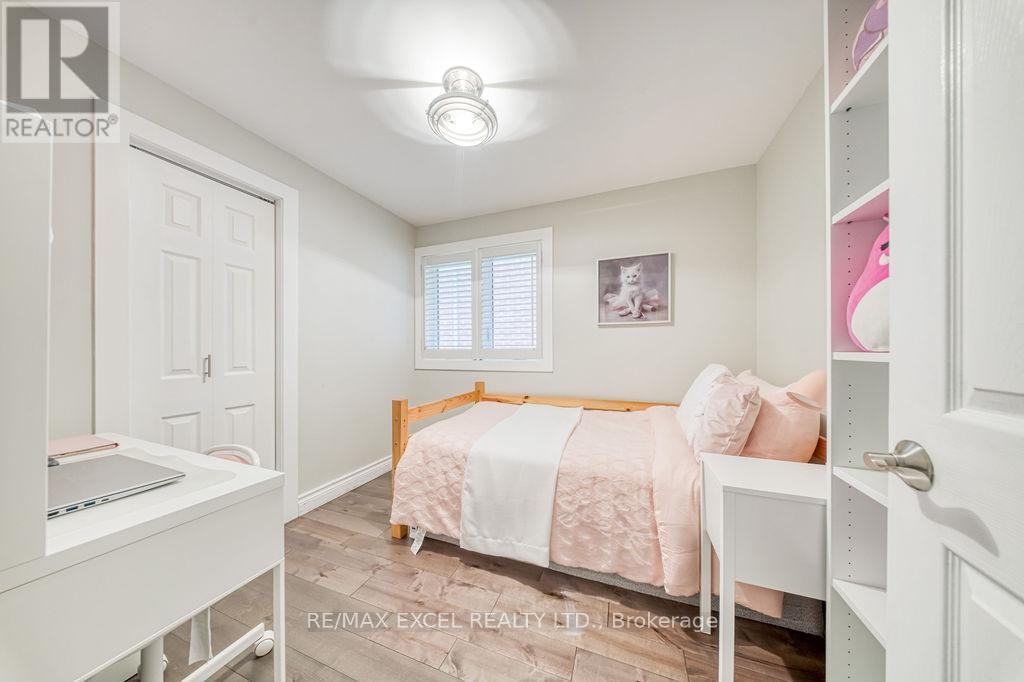 












61 CORNING ROAD

,
Toronto (Don Valley Village),




Ontario
M2J2L9

