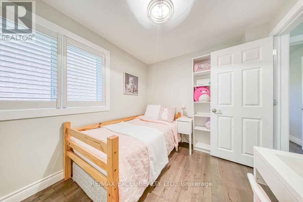 












61 CORNING ROAD

,
Toronto (Don Valley Village),




Ontario
M2J2L9

