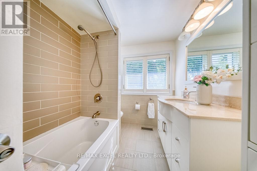 












61 CORNING ROAD

,
Toronto (Don Valley Village),




Ontario
M2J2L9

