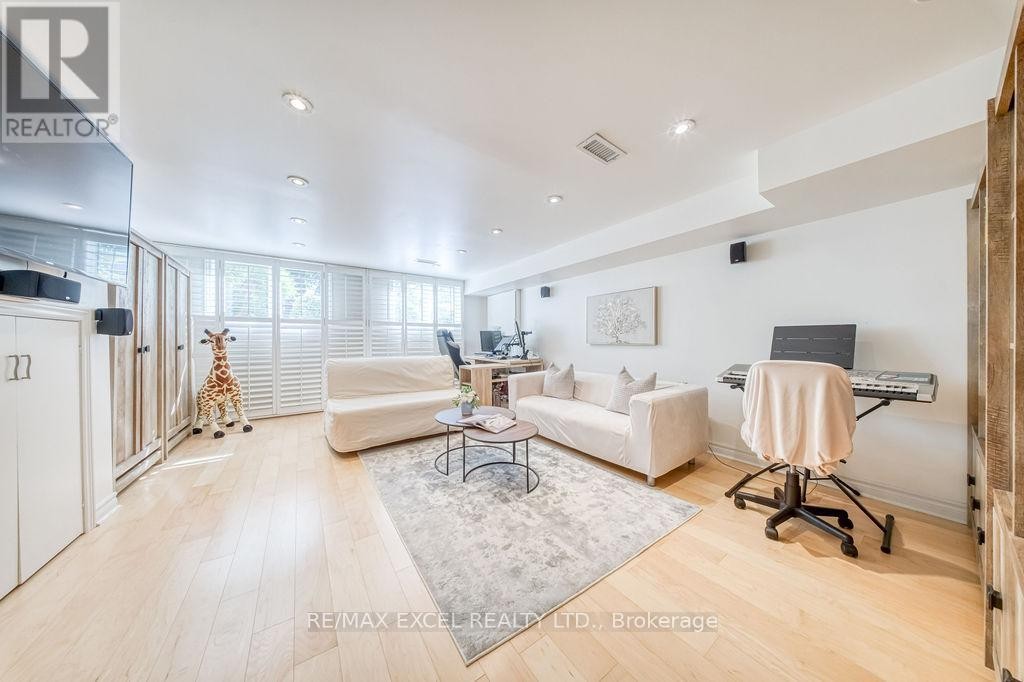 












61 CORNING ROAD

,
Toronto (Don Valley Village),




Ontario
M2J2L9

