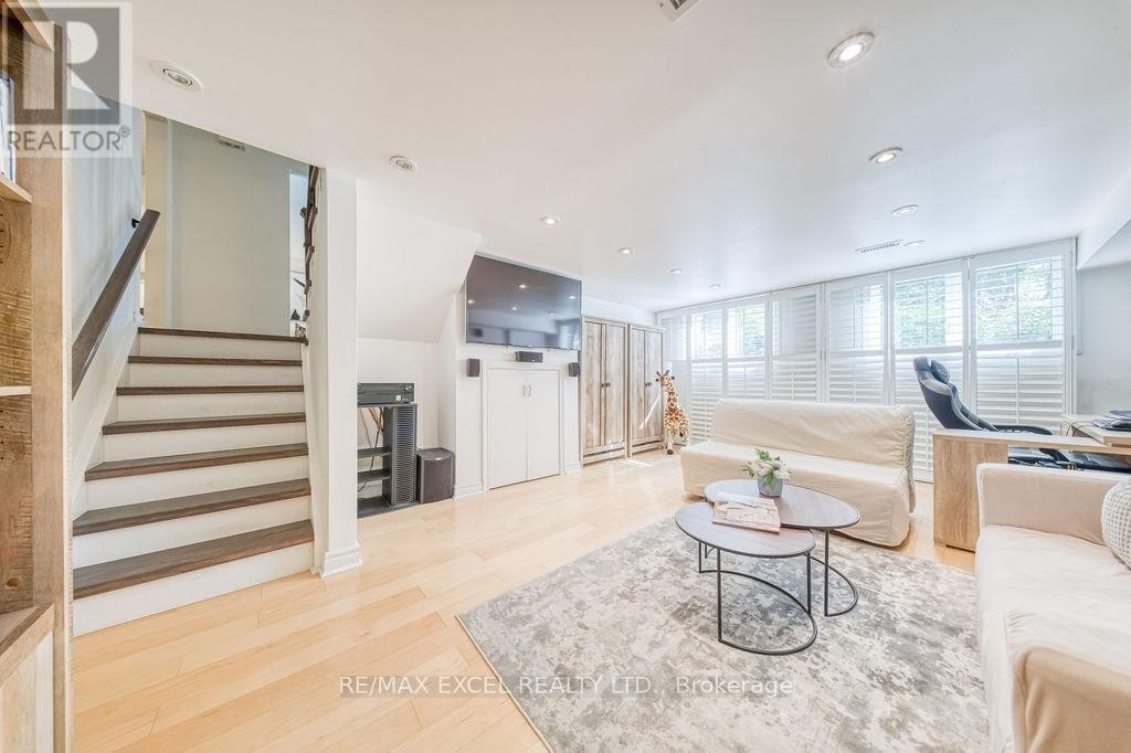 












61 CORNING ROAD

,
Toronto (Don Valley Village),




Ontario
M2J2L9

