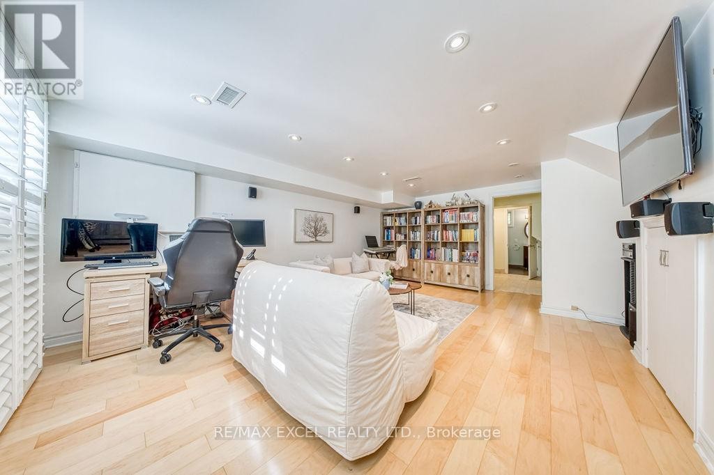 












61 CORNING ROAD

,
Toronto (Don Valley Village),




Ontario
M2J2L9

