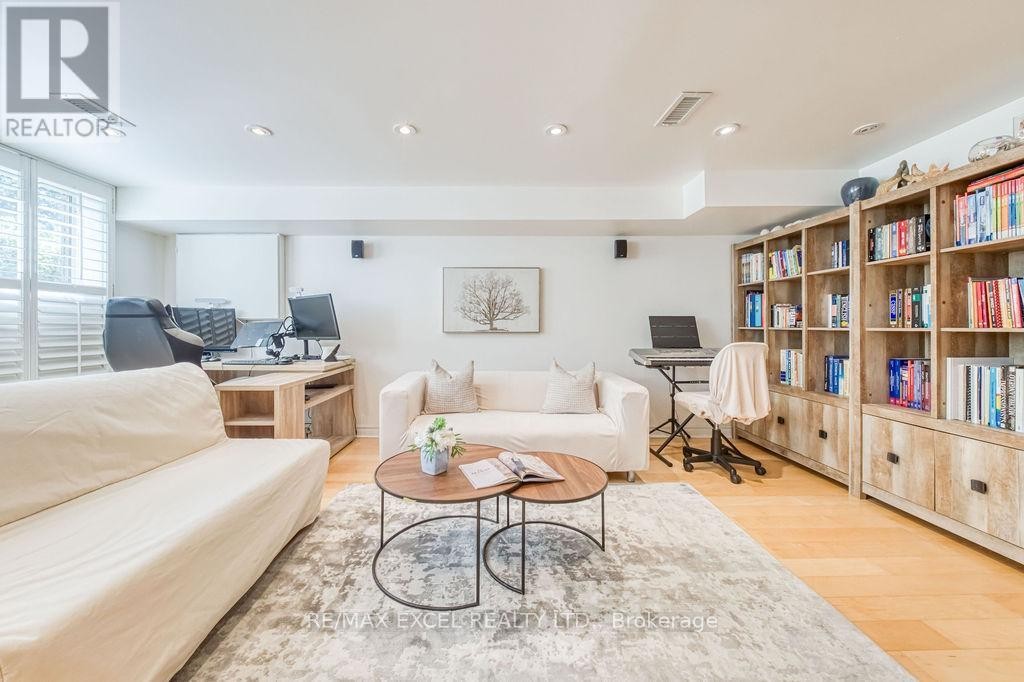 












61 CORNING ROAD

,
Toronto (Don Valley Village),




Ontario
M2J2L9

