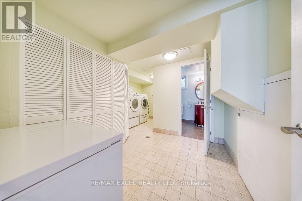












61 CORNING ROAD

,
Toronto (Don Valley Village),




Ontario
M2J2L9

