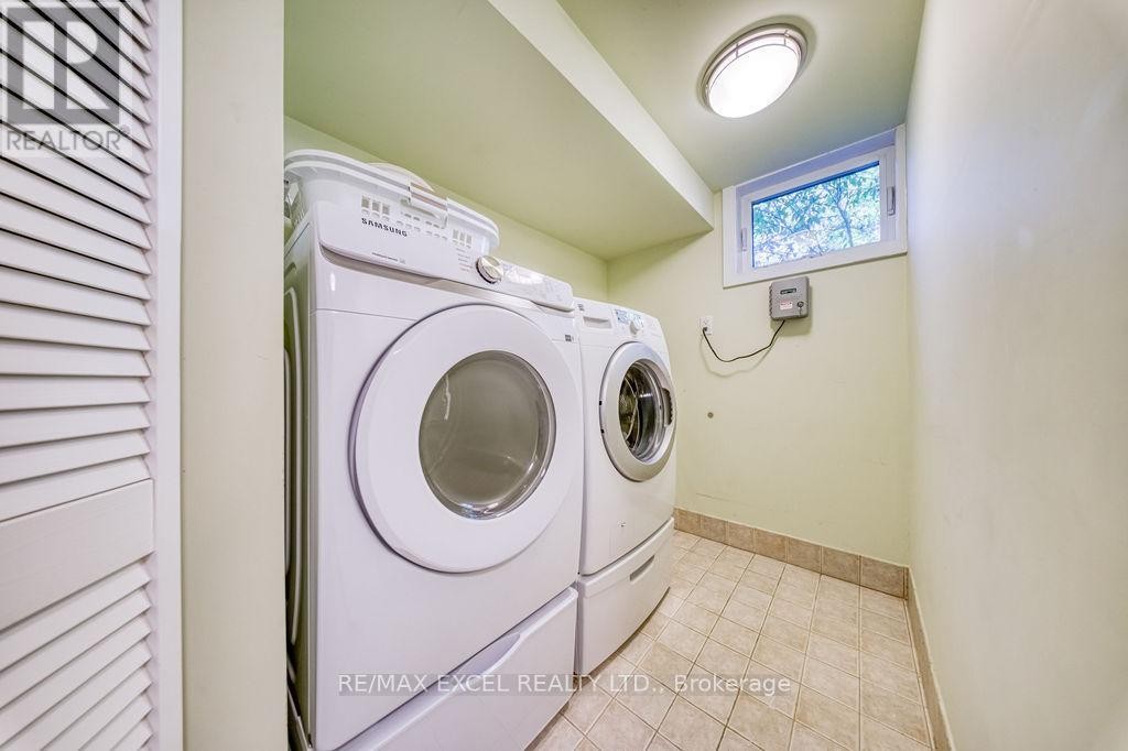 












61 CORNING ROAD

,
Toronto (Don Valley Village),




Ontario
M2J2L9

