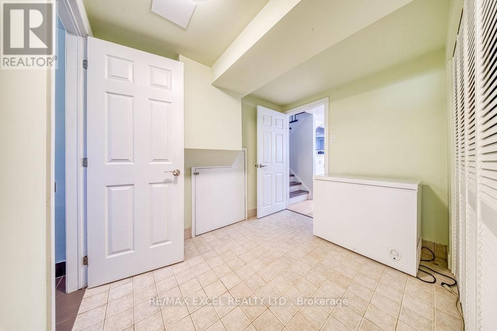 












61 CORNING ROAD

,
Toronto (Don Valley Village),




Ontario
M2J2L9

