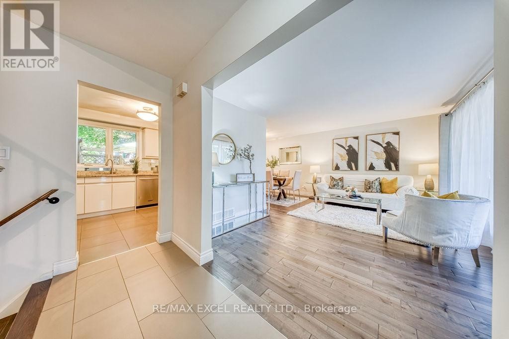 












61 CORNING ROAD

,
Toronto (Don Valley Village),




Ontario
M2J2L9

