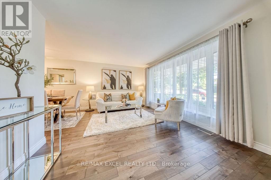 












61 CORNING ROAD

,
Toronto (Don Valley Village),




Ontario
M2J2L9

