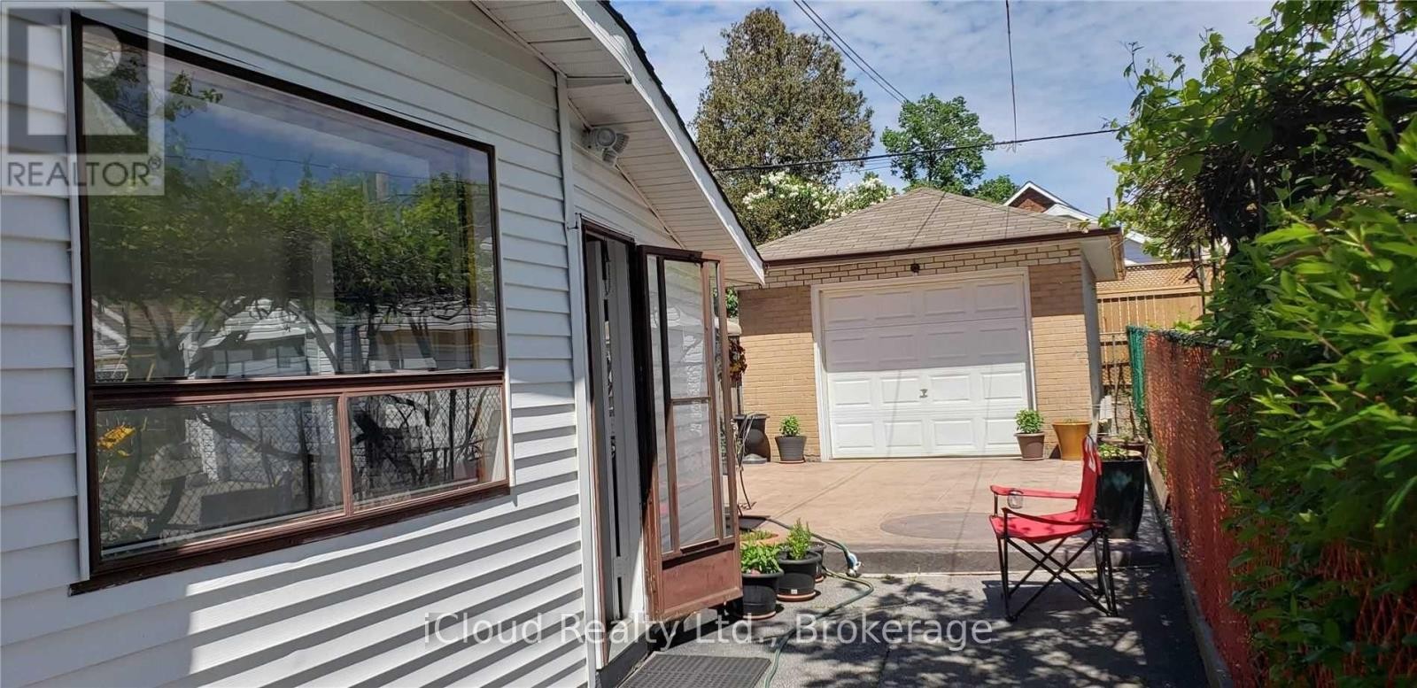 












BASEMENT - 547 LAUDER AVENUE

,
Toronto (Oakwood Village),




Ontario
M6E3J5

