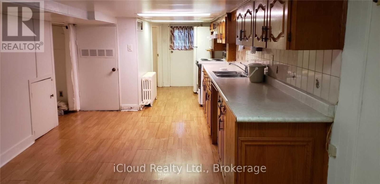 












BASEMENT - 547 LAUDER AVENUE

,
Toronto (Oakwood Village),




Ontario
M6E3J5

