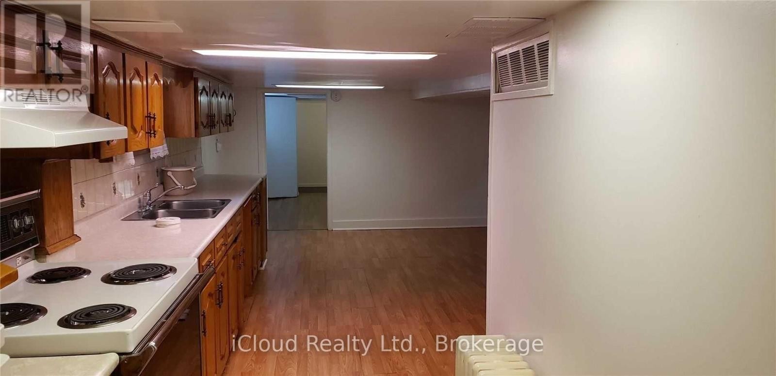 












BASEMENT - 547 LAUDER AVENUE

,
Toronto (Oakwood Village),




Ontario
M6E3J5

