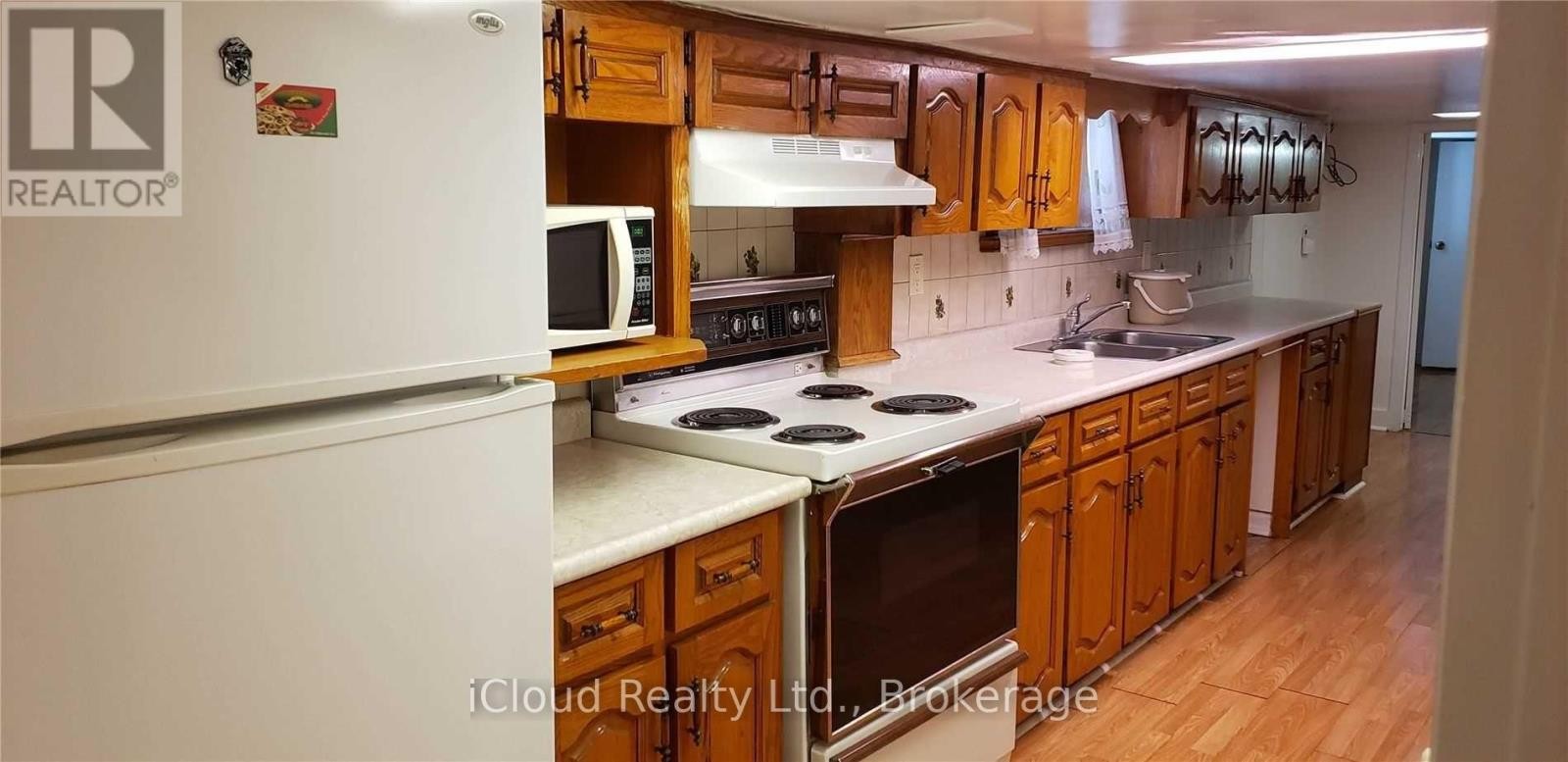 












BASEMENT - 547 LAUDER AVENUE

,
Toronto (Oakwood Village),




Ontario
M6E3J5

