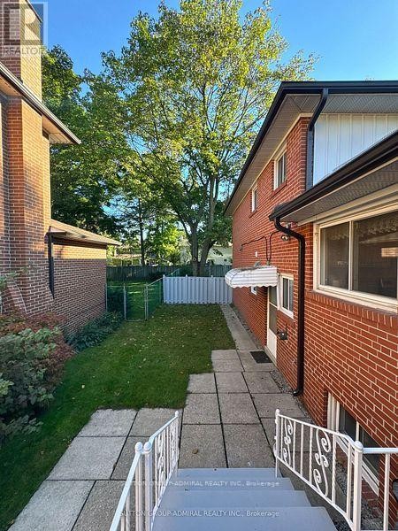 












53 BESTVIEW DRIVE

,
Toronto (Bayview Woods-Steeles),




Ontario
M2M2X8

