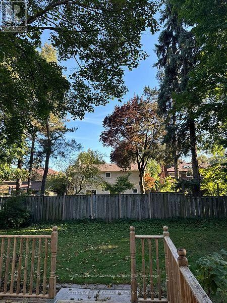 












53 BESTVIEW DRIVE

,
Toronto (Bayview Woods-Steeles),




Ontario
M2M2X8

