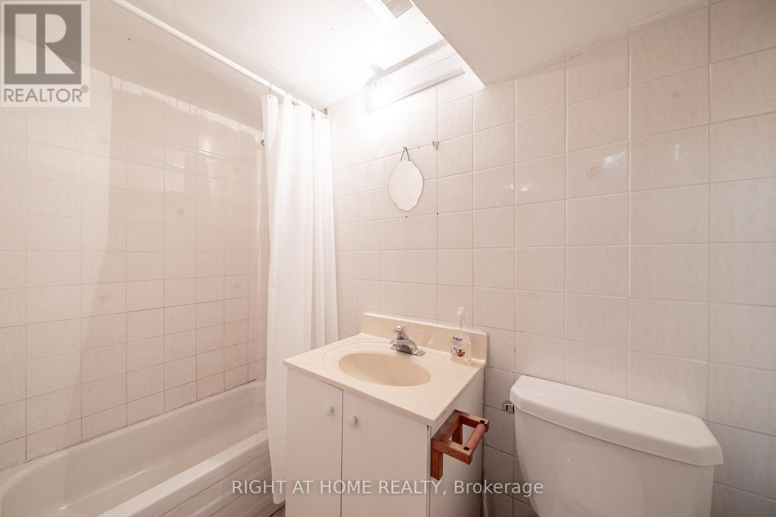 












1057 BATHURST STREET

,
Toronto (Annex),




Ontario
M5R3G8

