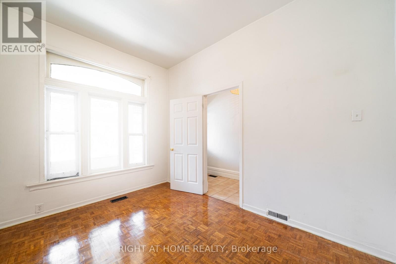 












1057 BATHURST STREET

,
Toronto (Annex),




Ontario
M5R3G8

