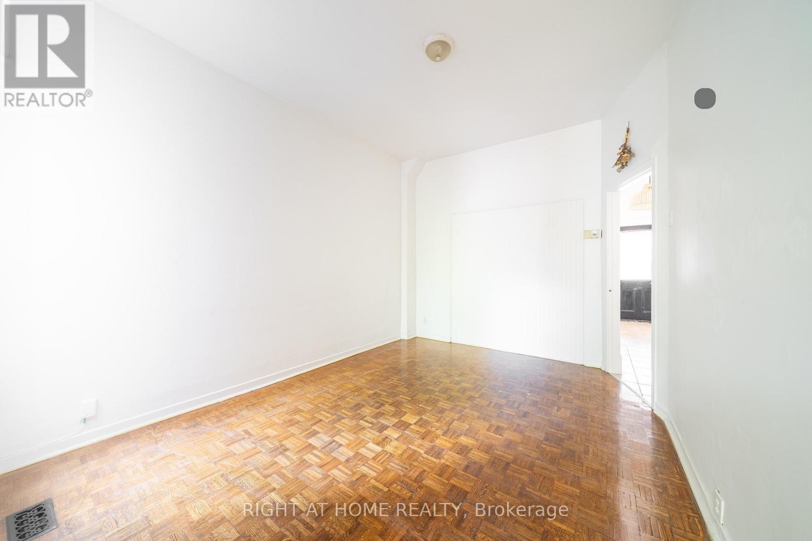 












1057 BATHURST STREET

,
Toronto (Annex),




Ontario
M5R3G8


