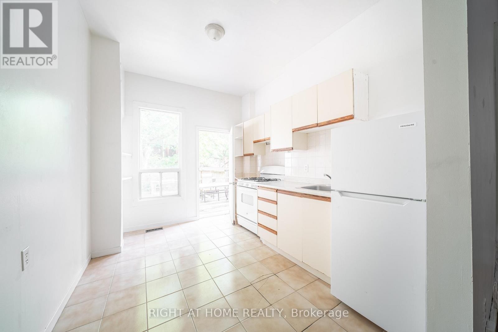 












1057 BATHURST STREET

,
Toronto (Annex),




Ontario
M5R3G8

