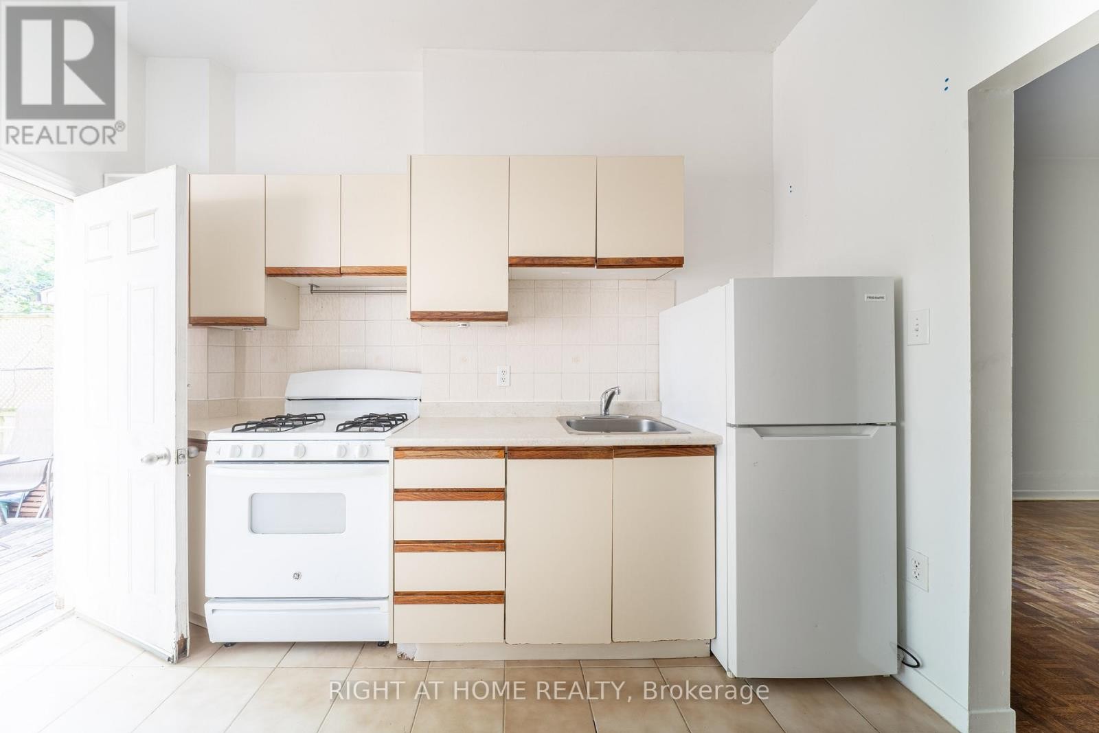 












1057 BATHURST STREET

,
Toronto (Annex),




Ontario
M5R3G8

