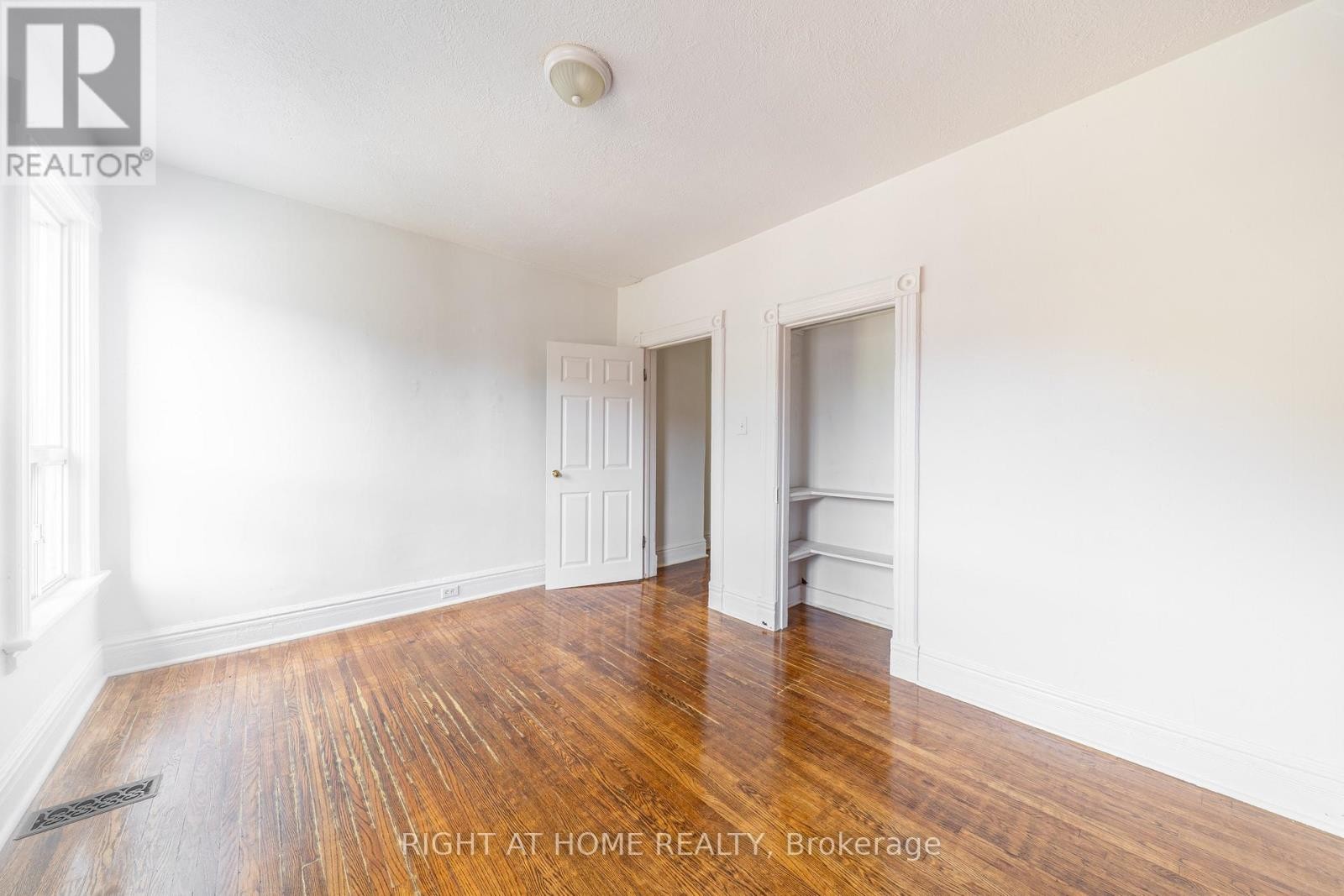 












1057 BATHURST STREET

,
Toronto (Annex),




Ontario
M5R3G8


