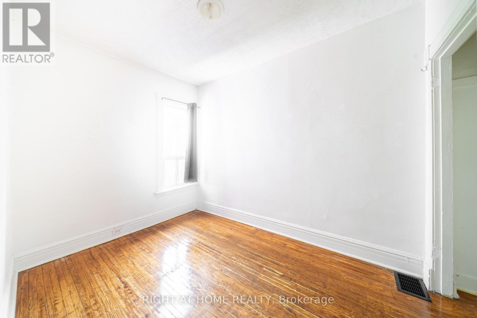 












1057 BATHURST STREET

,
Toronto (Annex),




Ontario
M5R3G8

