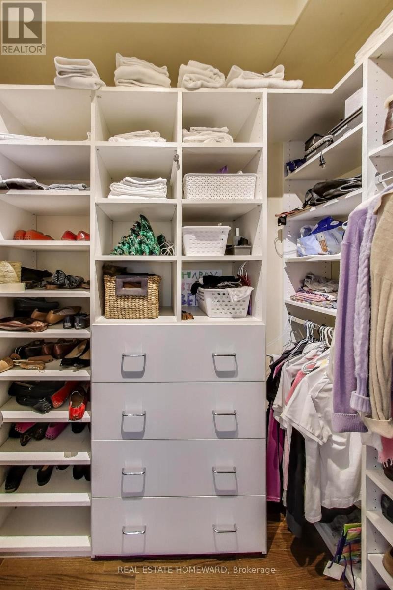 












403 - 2 ROXBOROUGH STREET E

,
Toronto (Rosedale-Moore Park),




Ontario
M4W3V7

