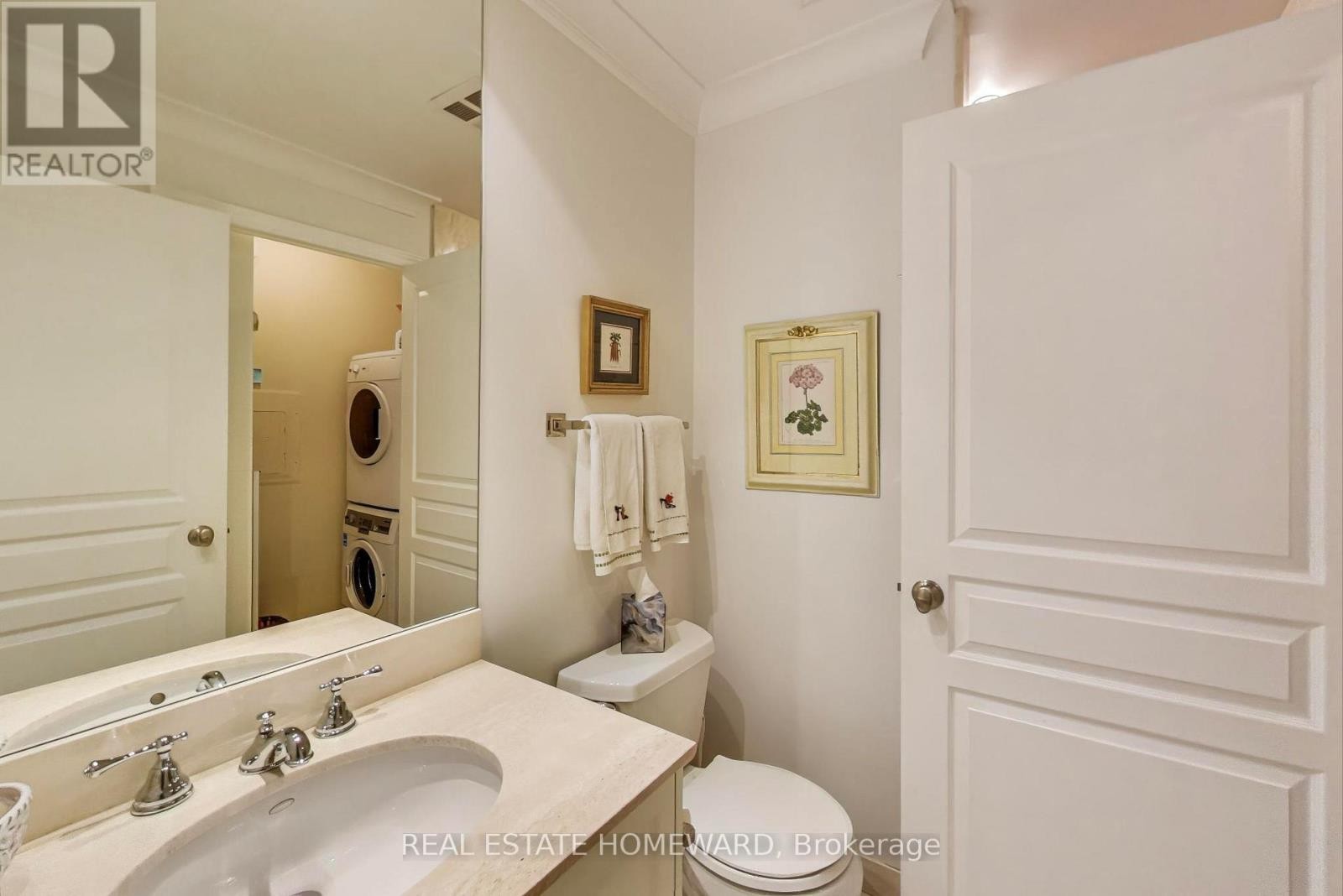 












403 - 2 ROXBOROUGH STREET E

,
Toronto (Rosedale-Moore Park),




Ontario
M4W3V7

